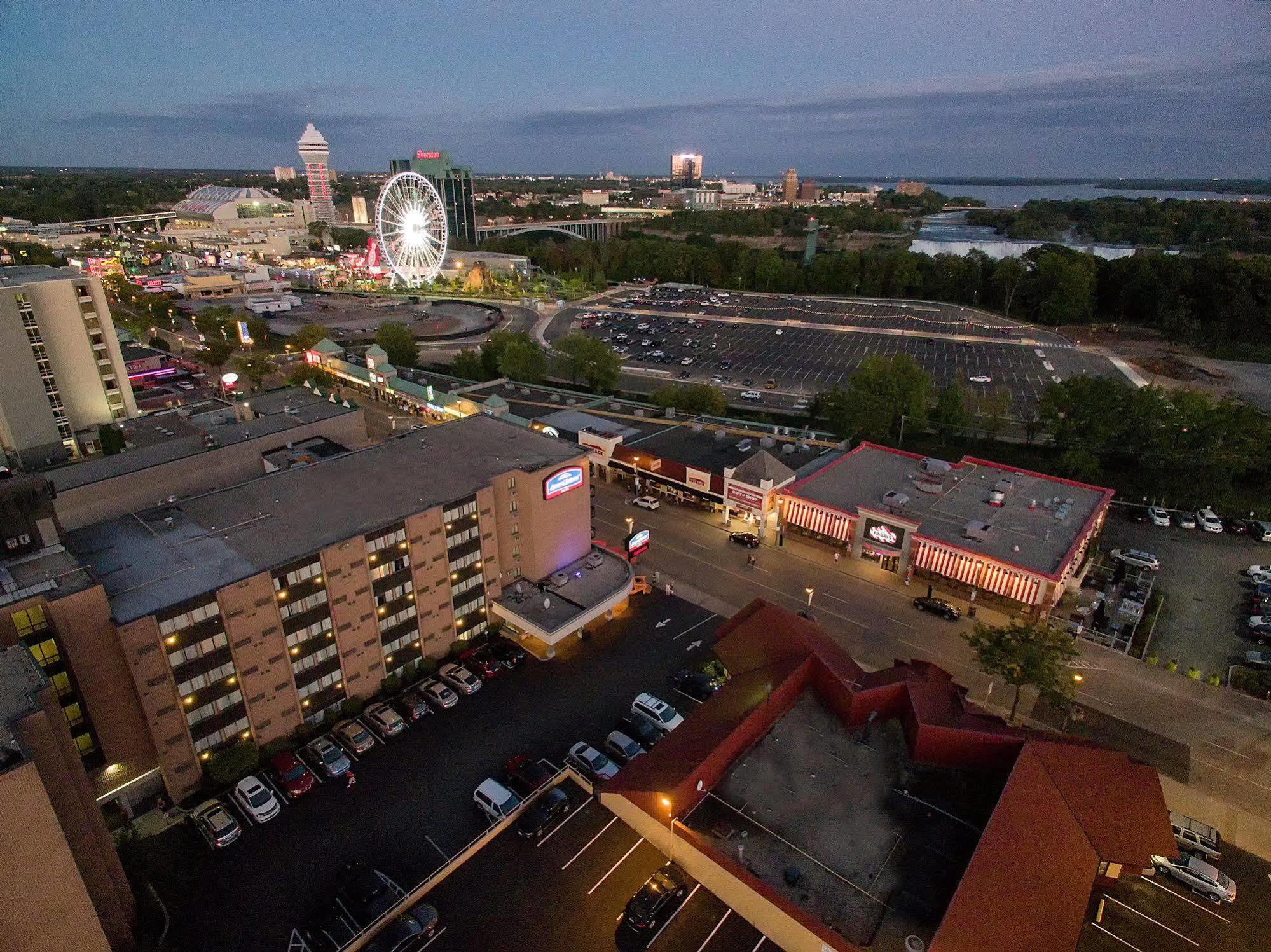 Howard Johnson Plaza By Wyndham By The Falls Niagara Falls Hotel Exterior photo